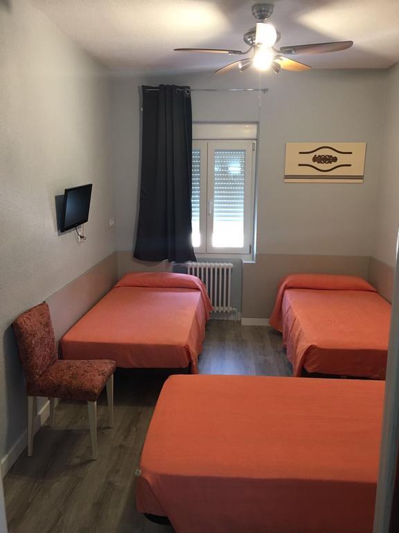 Hostal Rosales Aranda de Duero Extérieur photo